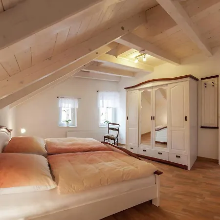 Spacious Multi-level * Thale