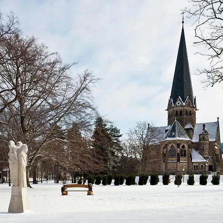 Spacious Multi-level * Thale